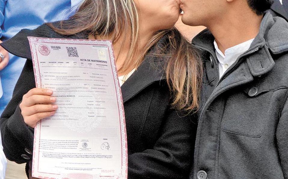 Realizan bodas comunitarias en Torreón; 150 parejas se unieron en matrimonio