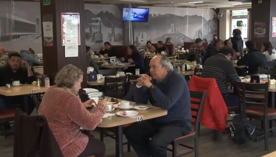 Restaurantes viven lleno parcial en día previo a San Valentín 