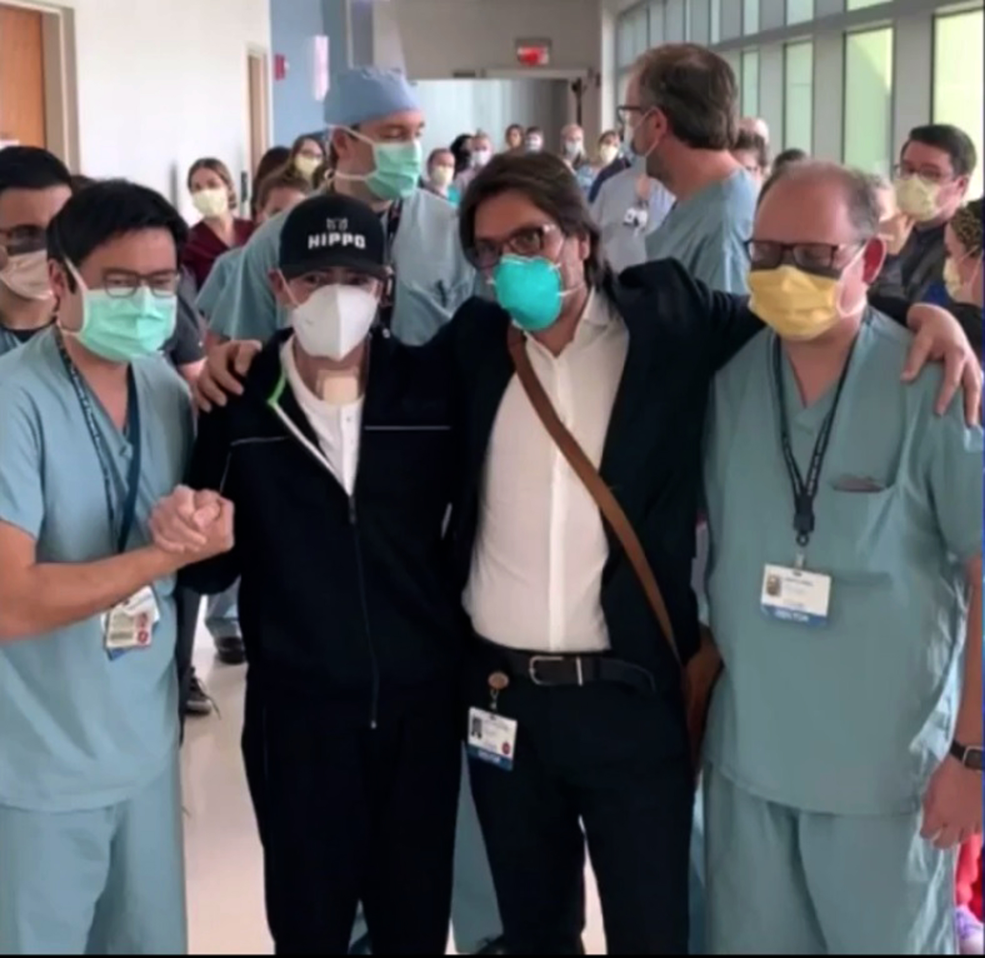 Comparten primera imagen de Toño Mauri tras abandonar el hospital