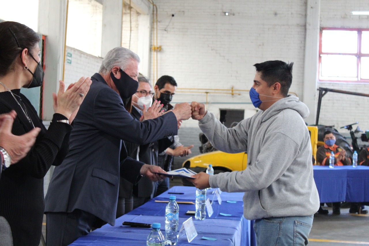 Entregan diplomas a laguneros que participaron en talleres gratuitos de oficios