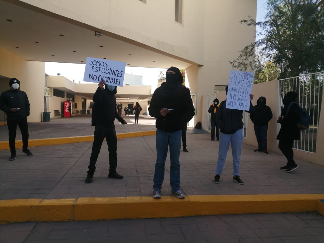 Alumnos califican como ilegítimo a Salvador Hernández y toman instalaciones de la UAdeC