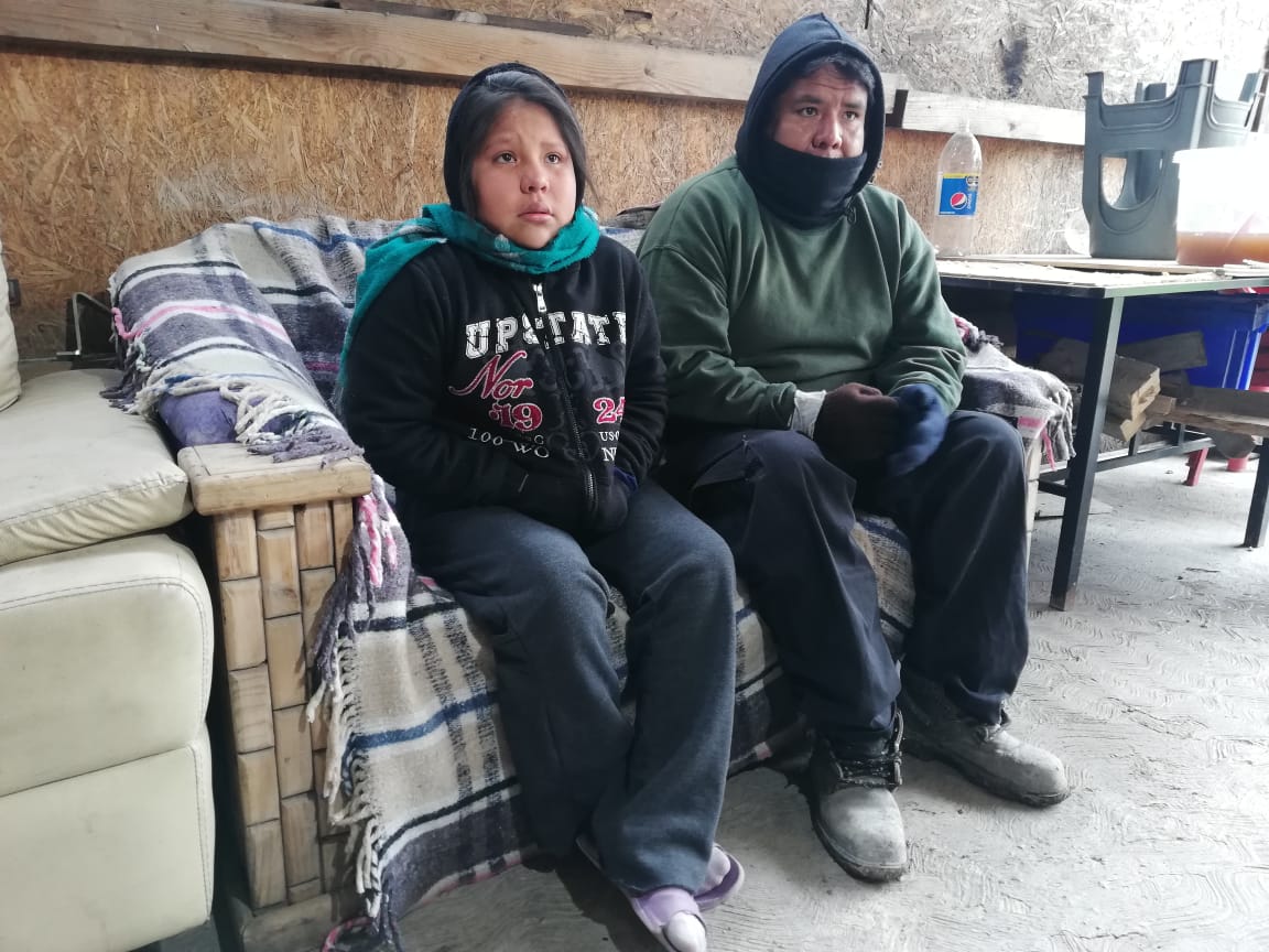 Familia de escasos recursos padecen las bajas temperaturas en colonias de Monterrey
