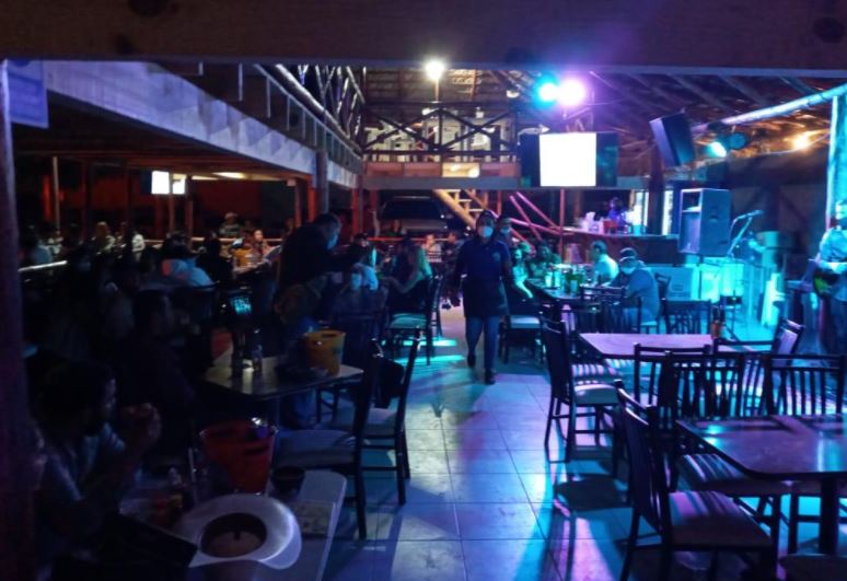 Desalojan marisquería por aglomeración de clientes en La Laguna