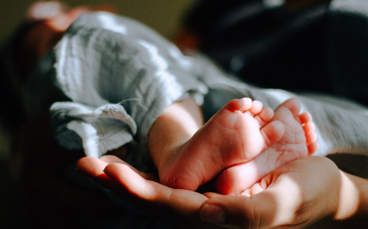 Madre intenta asfixiar a su bebé con una almohada y video se hace viral