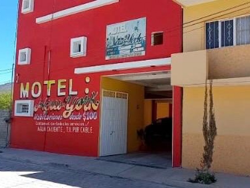 Pareja se roba la pantalla de una habitación de motel en Tehuacán