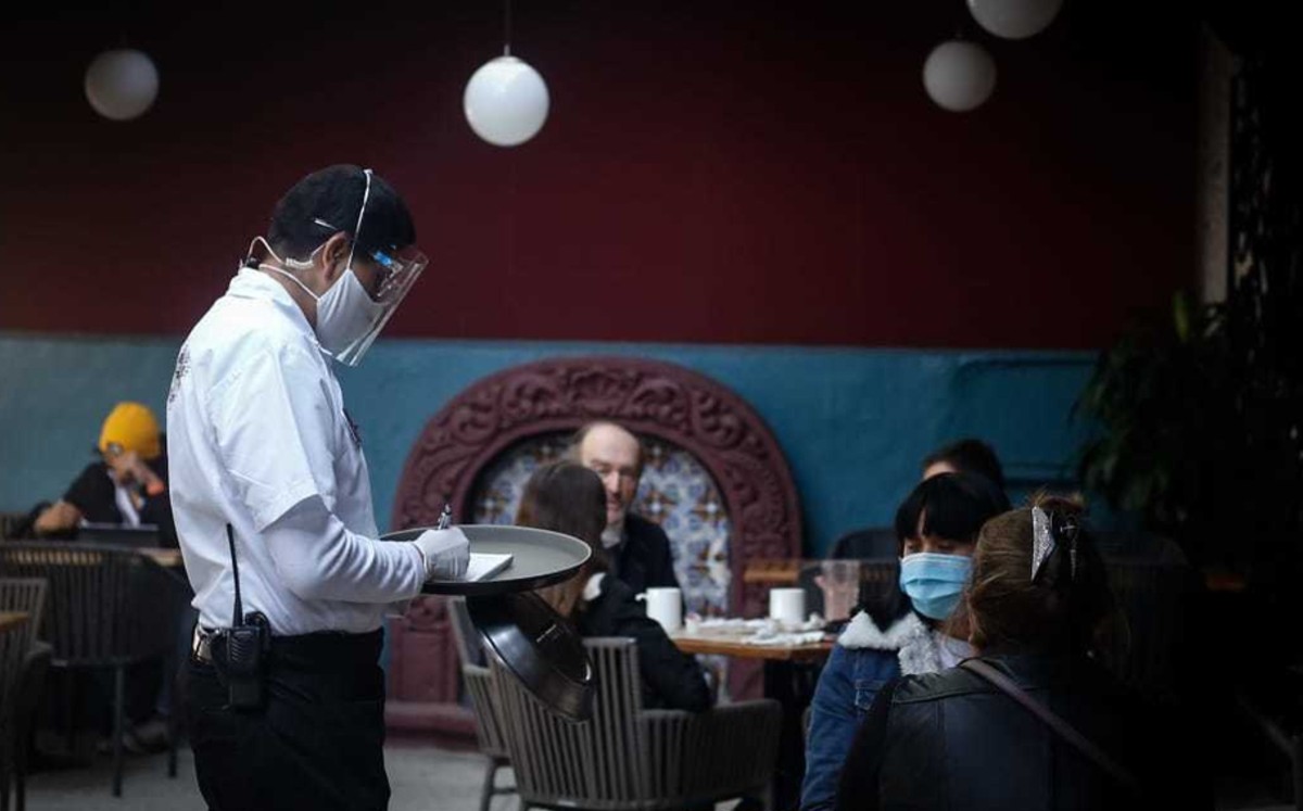 Restaurantes podrán operar con el 20 por ciento de aforo en interiores en CdMx