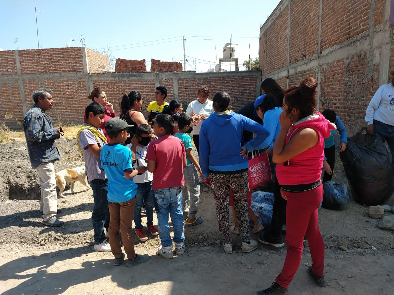 Donan Ropa A Personas De Escasos Recursos De Comunidades De León