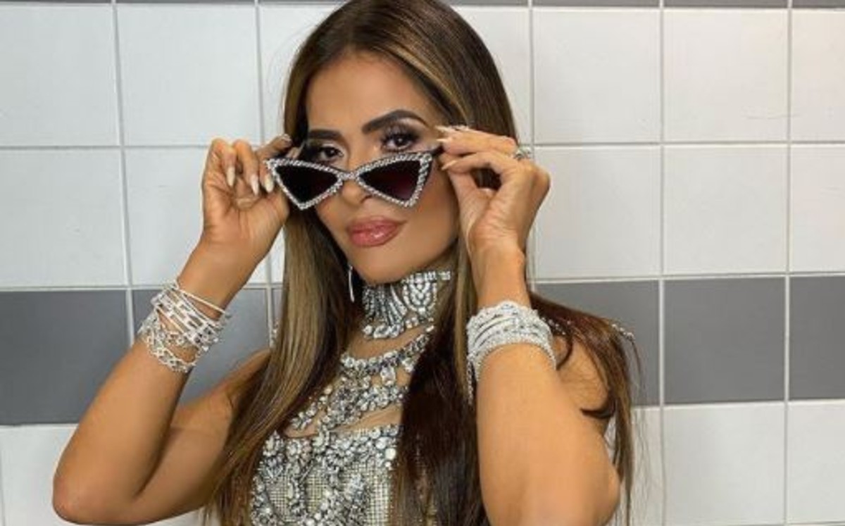 Gloria y Nataly, de 'Es Show', se besan en pleno programa (VIDEO)
