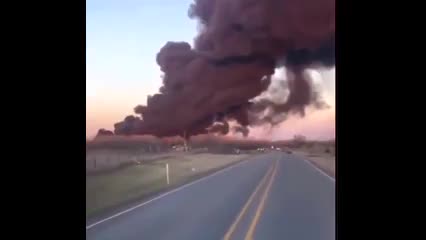 Choque entre tren y camión provoca incendio en Texas