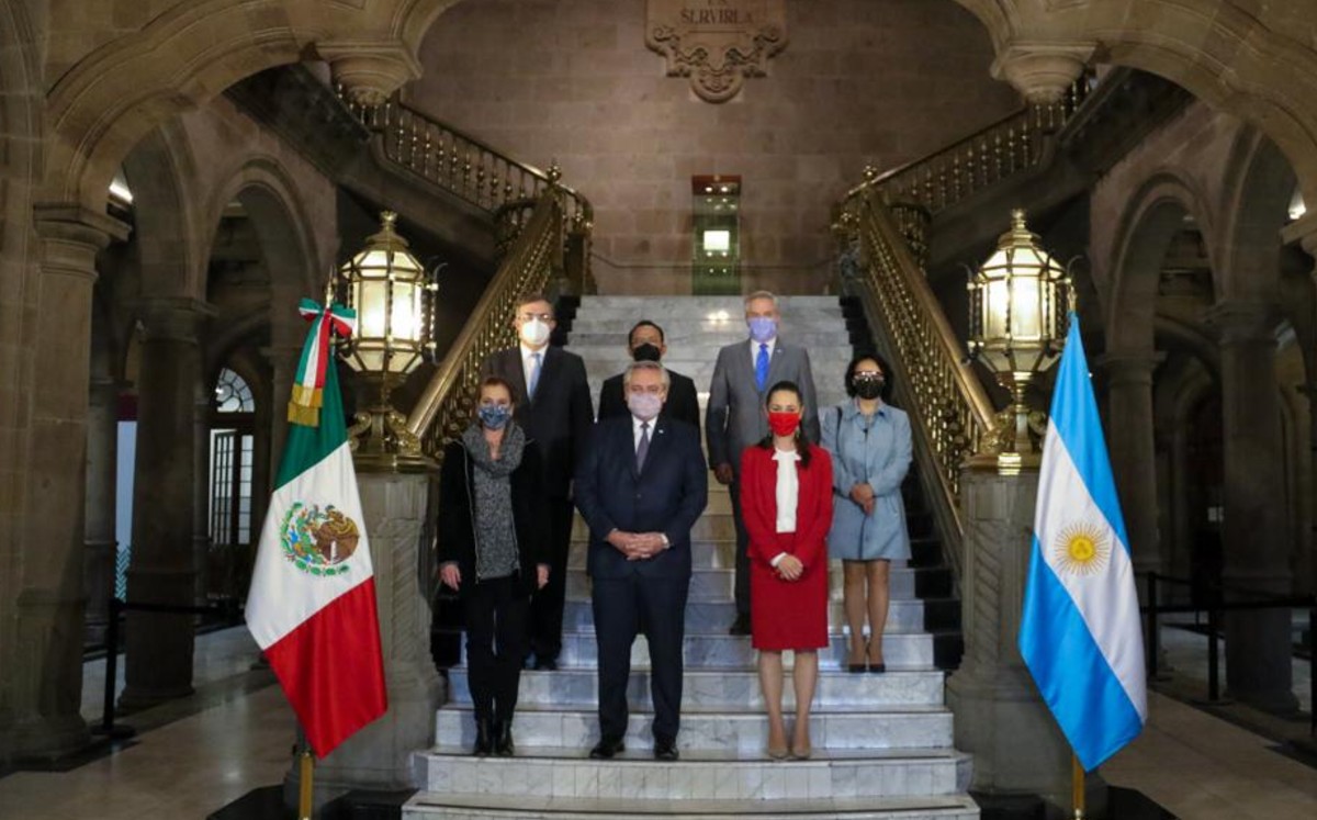 Claudia Sheinbaum entrega reconocimiento a Alberto Fernández, presidente de Argentina