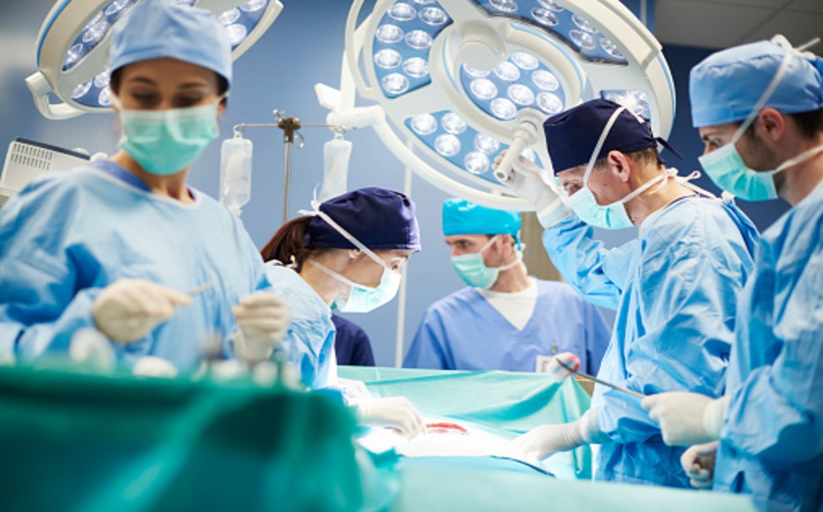 Mujer muere tras recibir trasplante de pulmones infectados con COVID-19