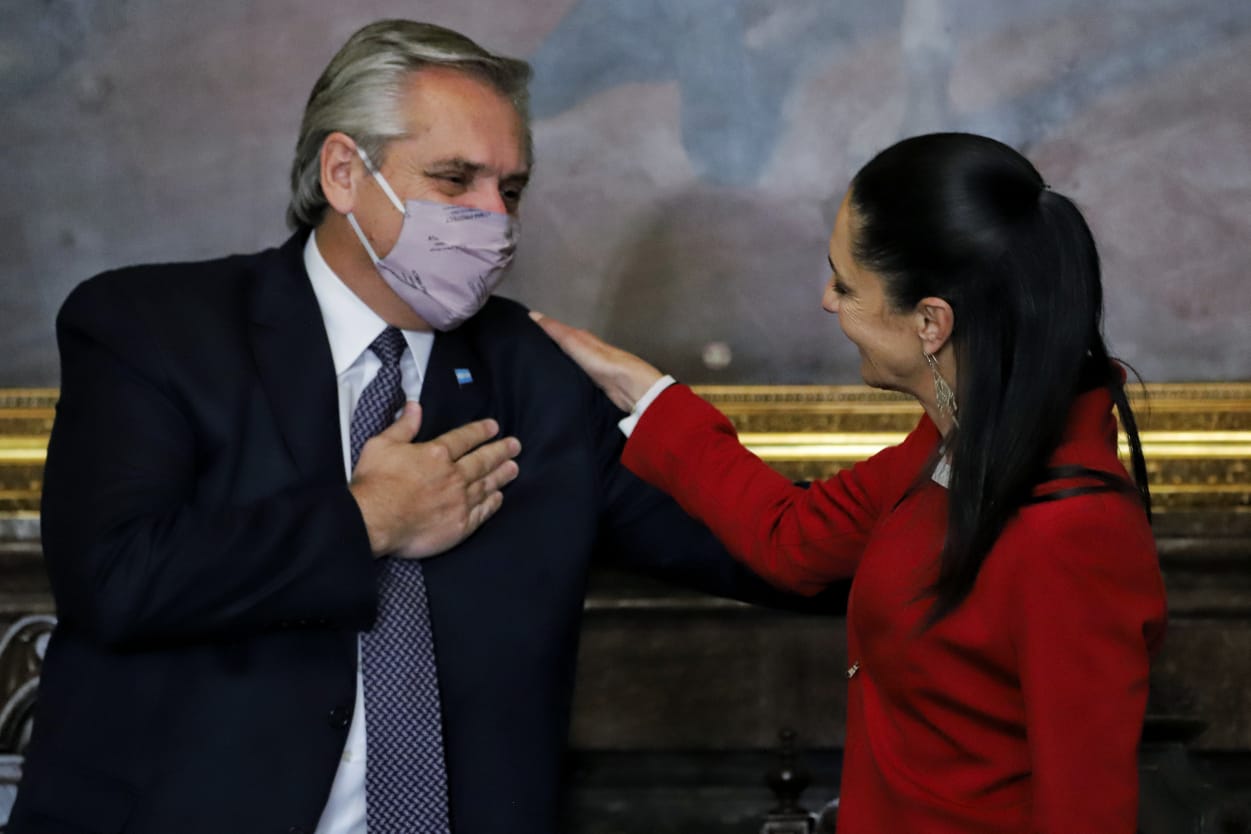 Claudia Sheinbaum entrega reconocimiento a Alberto Fernández, presidente de Argentina