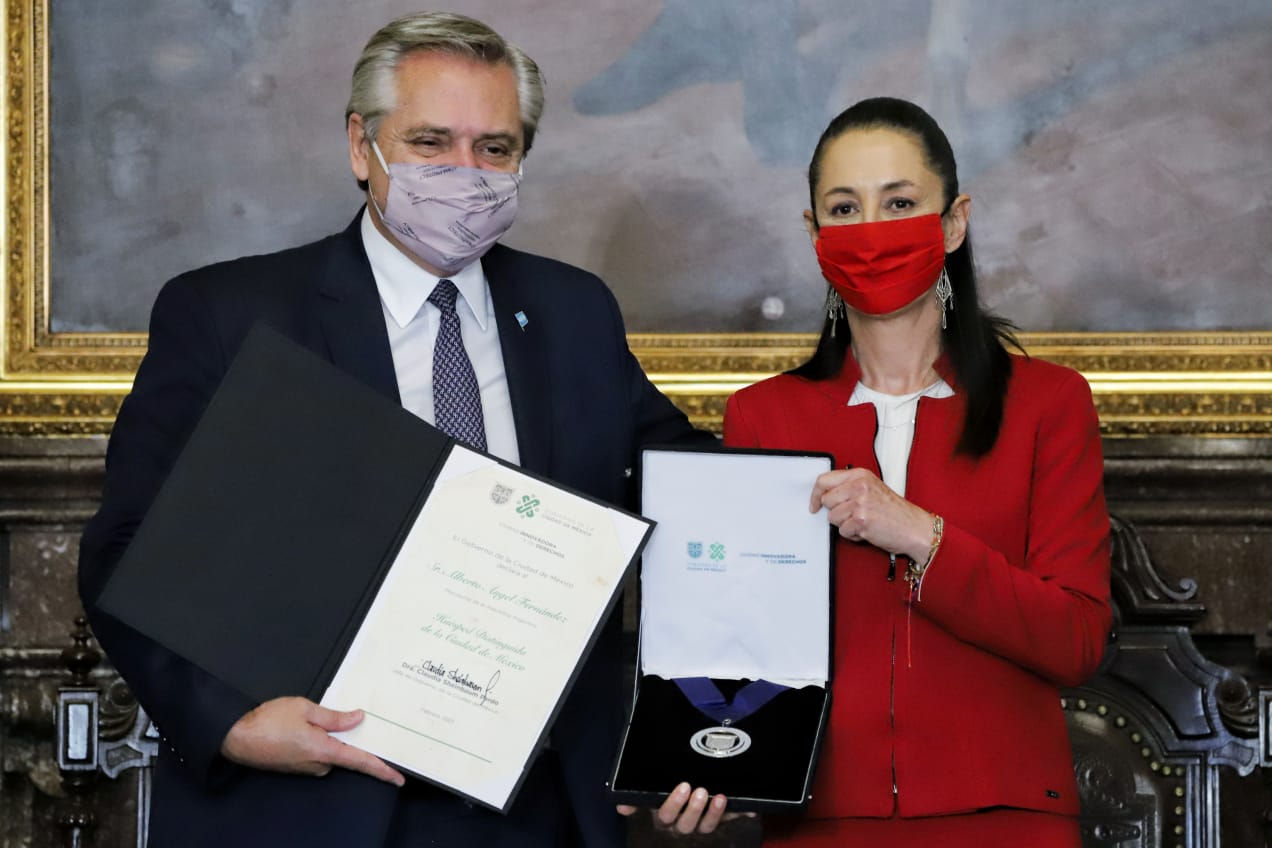 Claudia Sheinbaum entrega reconocimiento a Alberto Fernández, presidente de Argentina