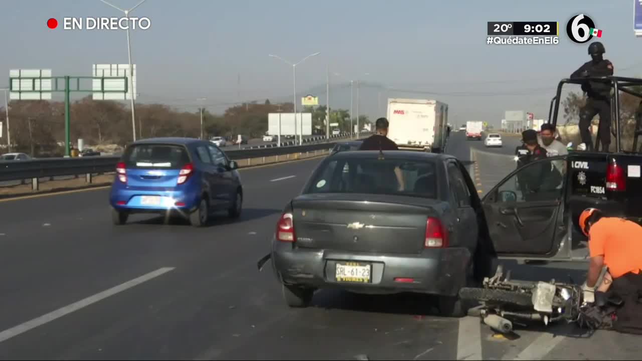 Accidente múltiple deja a un motociclista lesionado en la avenida Israel Cavazos 