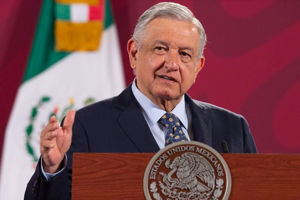AMLO analiza adelantar vacuna a maestros para reiniciar con clases presenciales 