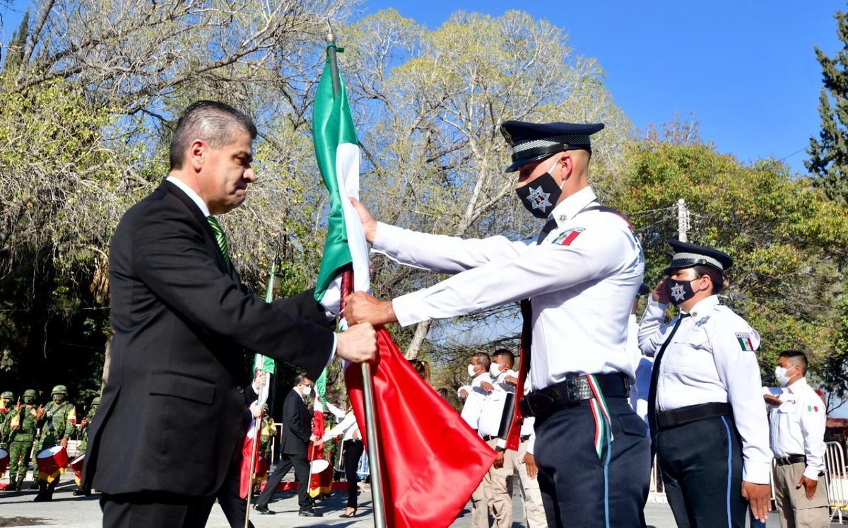 En Día de la Bandera, reconoce estado mujeres y hombres contra la pandemia