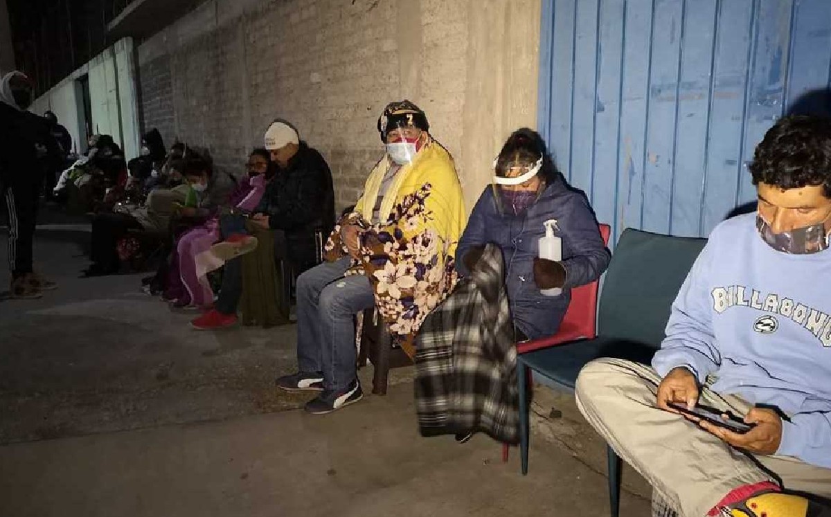 Adultos mayores harán fila durante la noche para vacunarse mañana en Ecatepec contra COVID-19