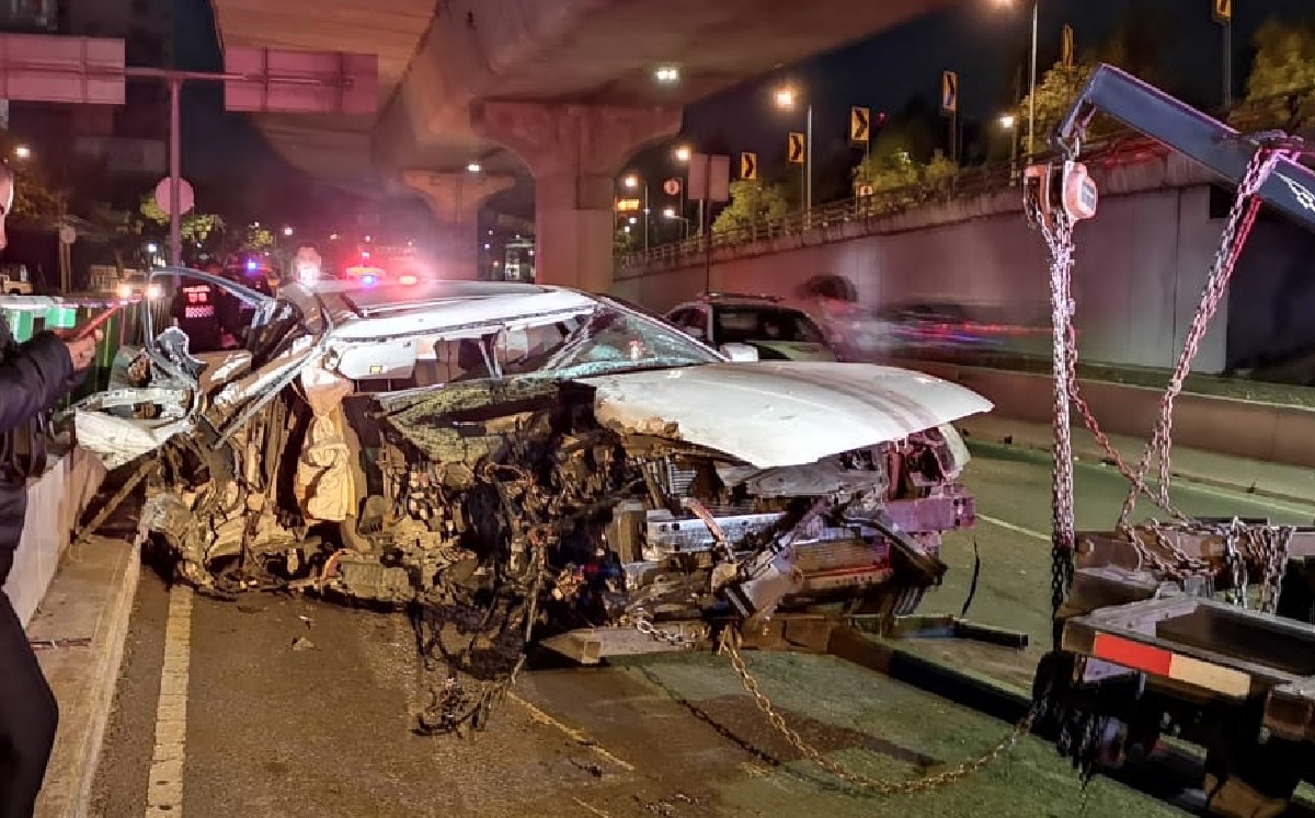 Automovilista se estrella contra bloque de metal sobre Periférico, se reporta con lesiones graves