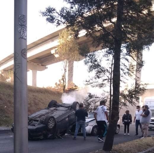 Auto se cae del puente de San Felipe y destroza a otro vehículo