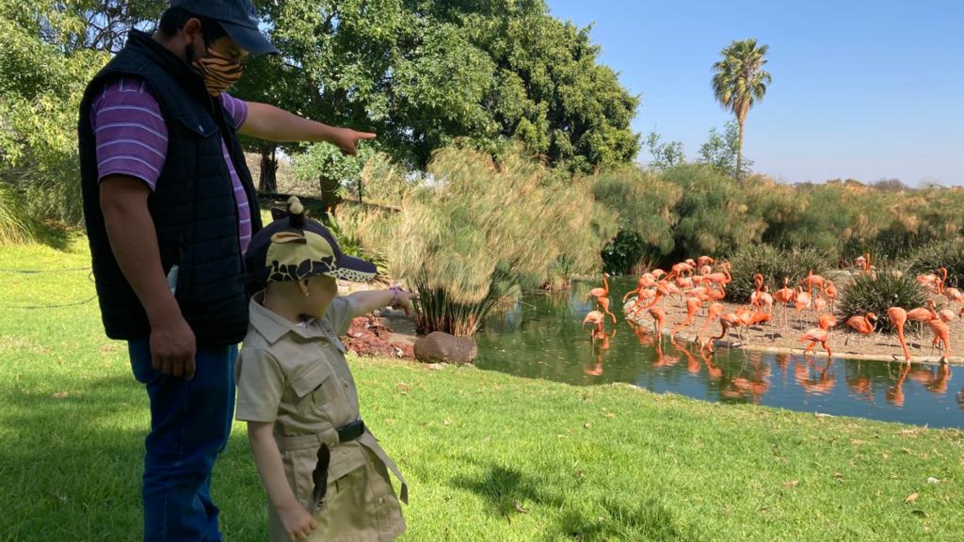 Hannia disfruta un paseo con su familia en Africam Safari