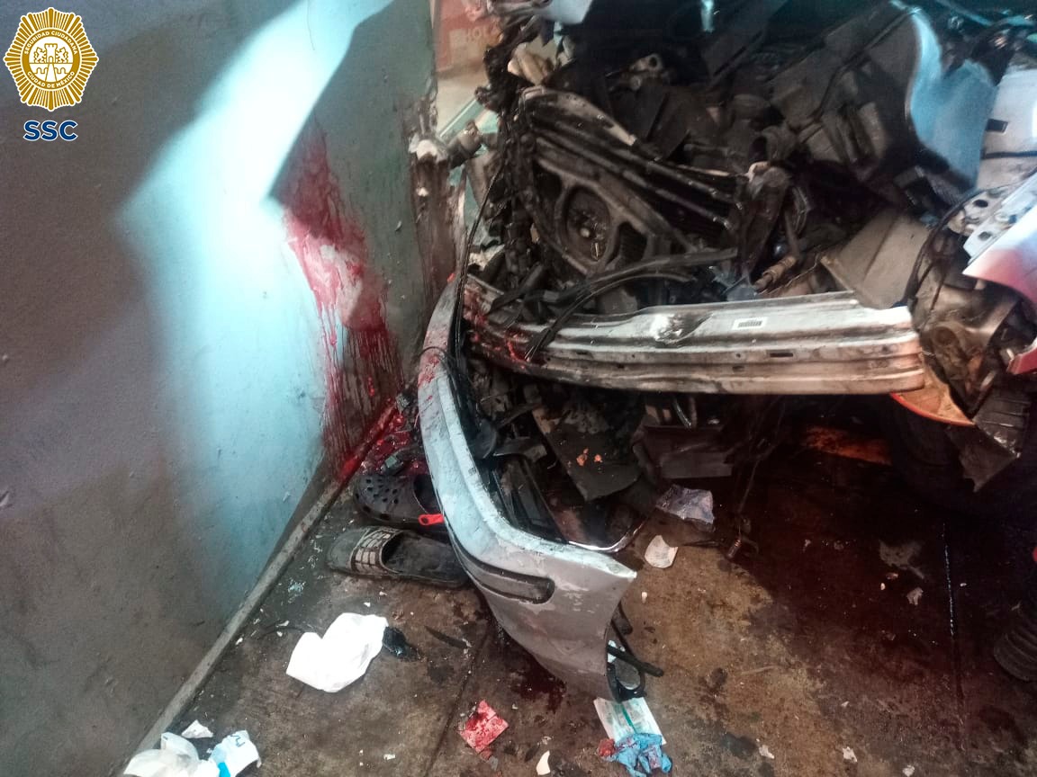 Conductor pierde el control y se impacta contra un Oxxo, arrollando a dos personas
