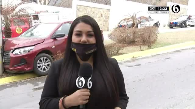 Vehículo se impacta contra un poste sobre avenida Camino al Mirador 