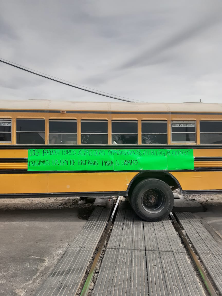 Agricultores laguneros obstruyen vías del tren para exigir diálogo con funcionario