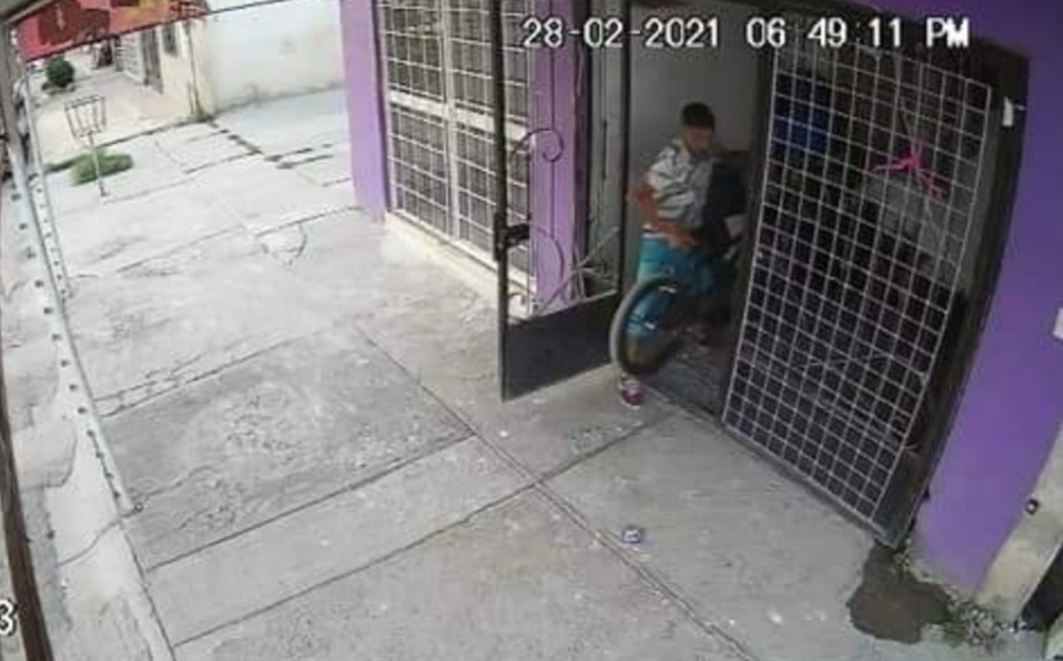 Hombre roba bicicleta en el Fraccionamiento La Perla de Torreón