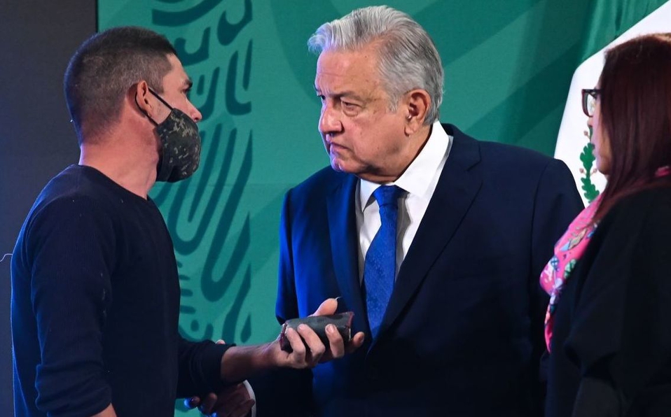 Joven lagunero interrumpe mañanera para hacerle una petición a AMLO 