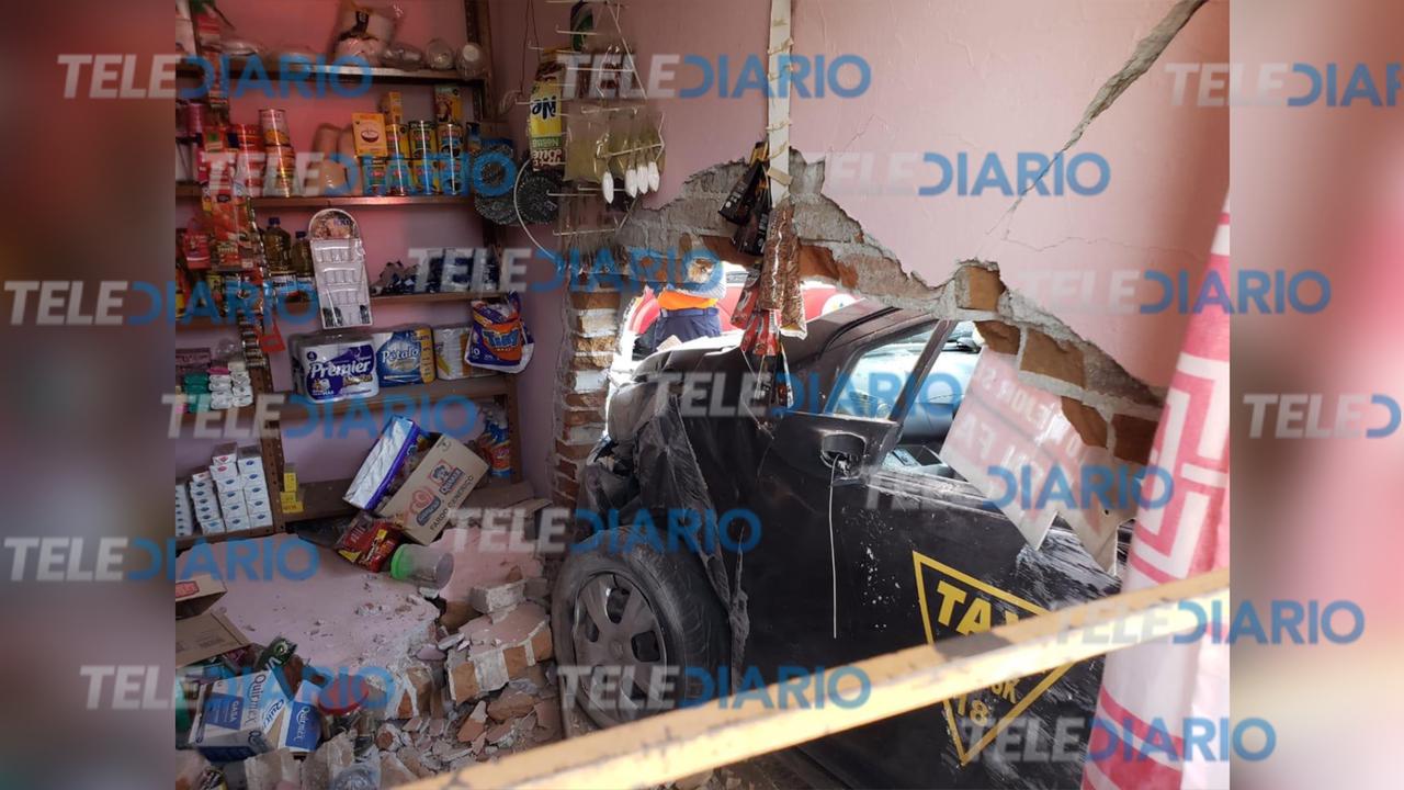 ¡Tremendo golpe! Taxista choca contra tienda tras persecución en Temoxtitla