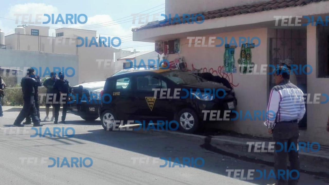 ¡Tremendo golpe! Taxista choca contra tienda tras persecución en Temoxtitla
