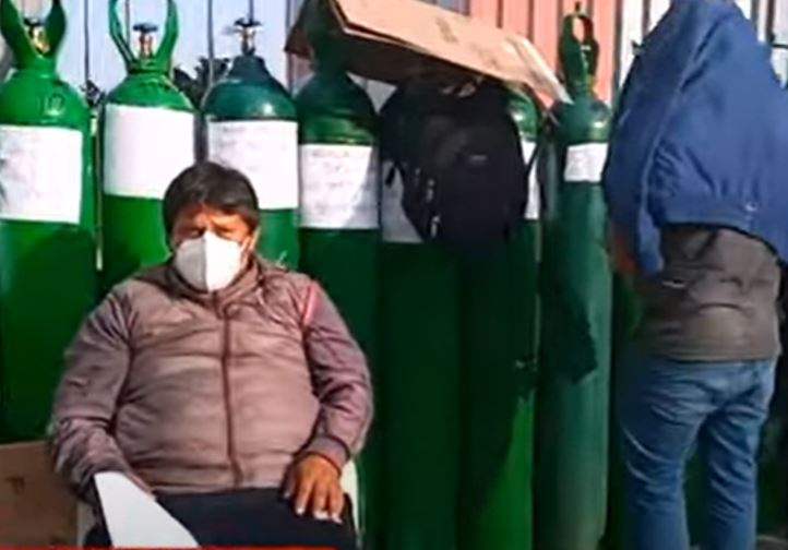 “Hemos vendido todo”; hermanos empeñan su casa para comprarle oxígeno a su madre con COVID