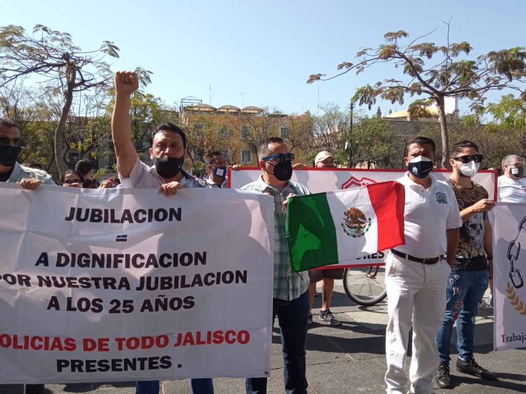 Policías y bomberos esperan aprobación de reforma a ley de jubilación