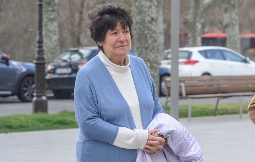 Mujer dio a luz a los 64 años y la justicia la considera inhabilitada para cuidar a sus mellizos
