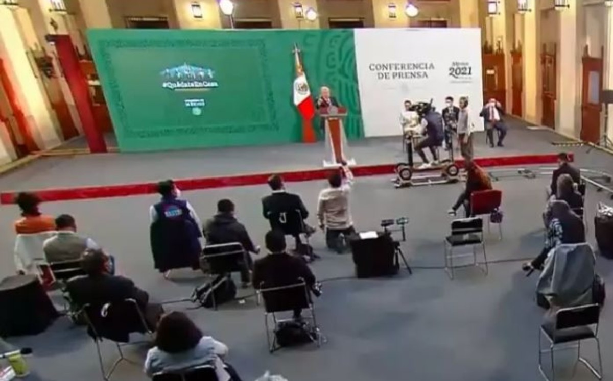 Reportero se arrodilla ante AMLO para pedir la palabra en la “mañanera”