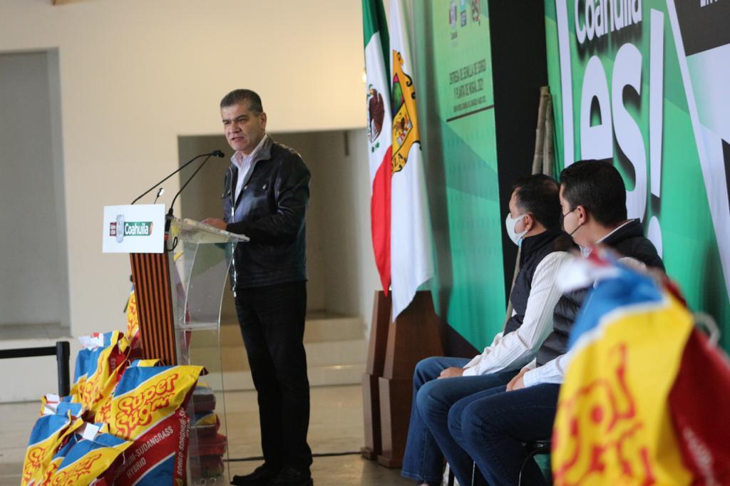 Miguel Riquelme realizó entrega de apoyos con inversión superior a los 19 mdp