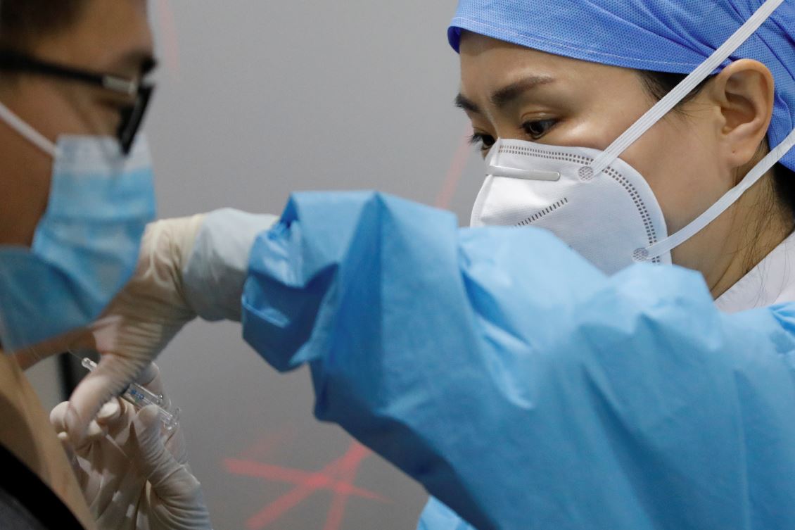 China podría producir vacunas contra Covid-19 para cubrir a 40% de población para mediados de 2021