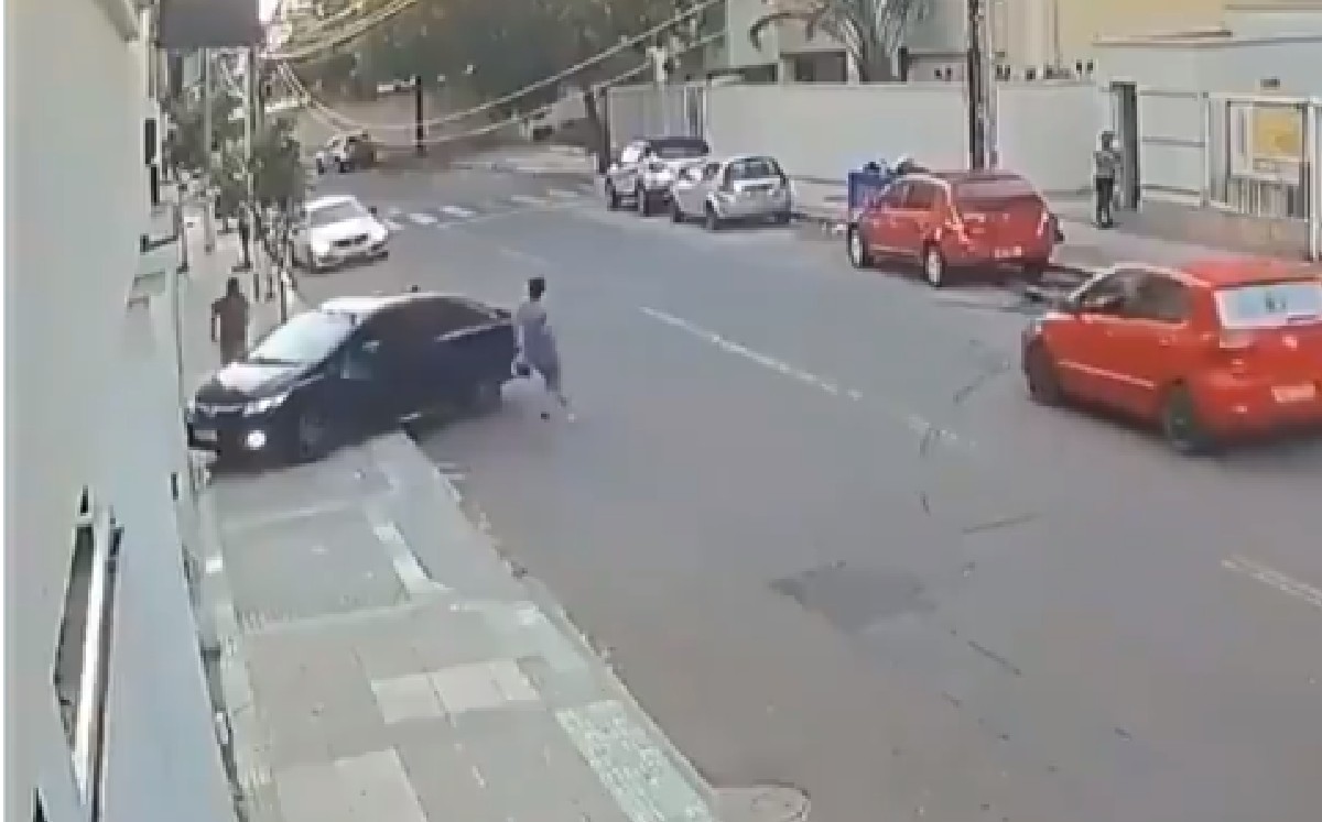 Novio atropella a ladrón que arrebató el celular a su pareja