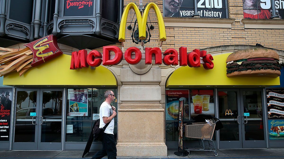 Empleada tiene 50 AÑOS de trabajar en McDonald's y le festejan su cumpleaños número 100