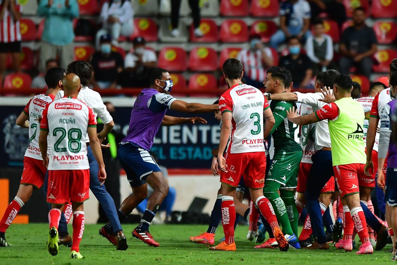 Partido entre Necaxa y Pachuca termina en bronca [VIDEO]