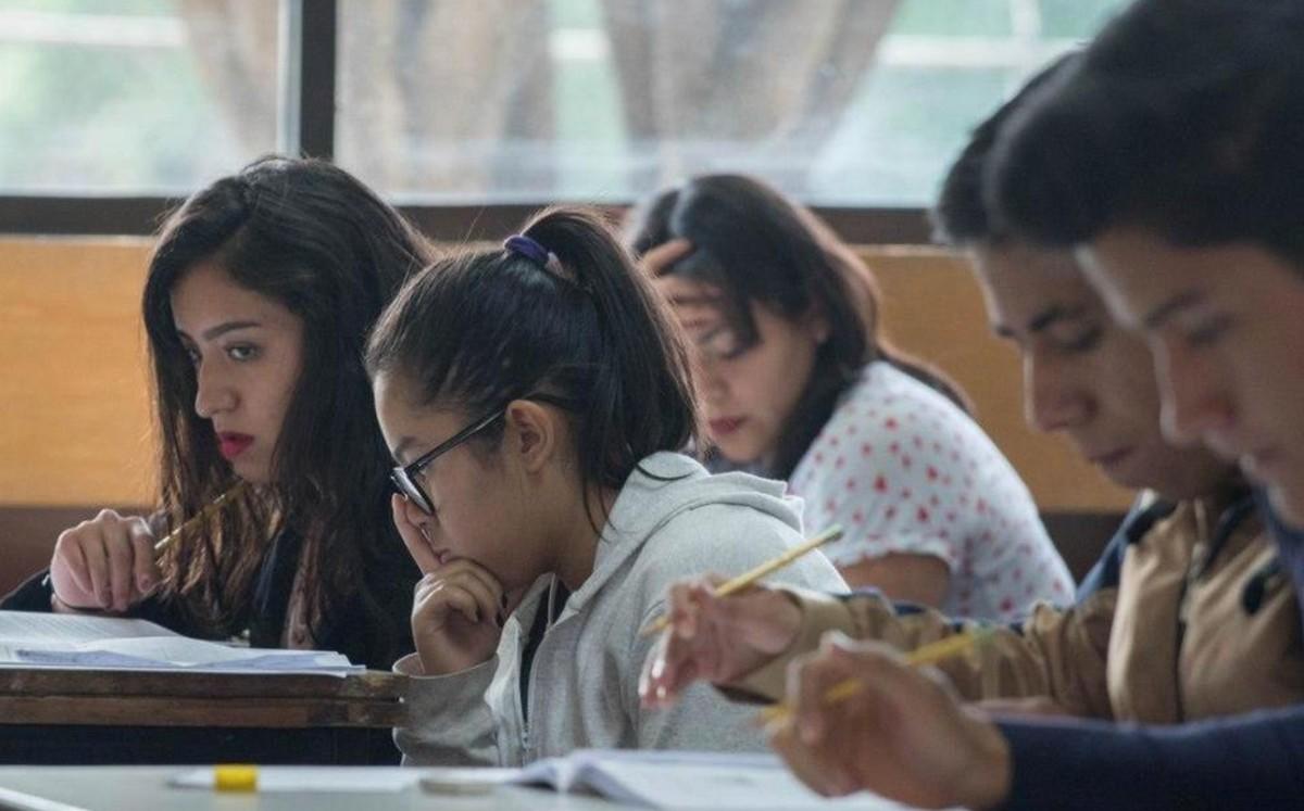 Escuela pide a niñas obedecer a hombres en todo como una tarea