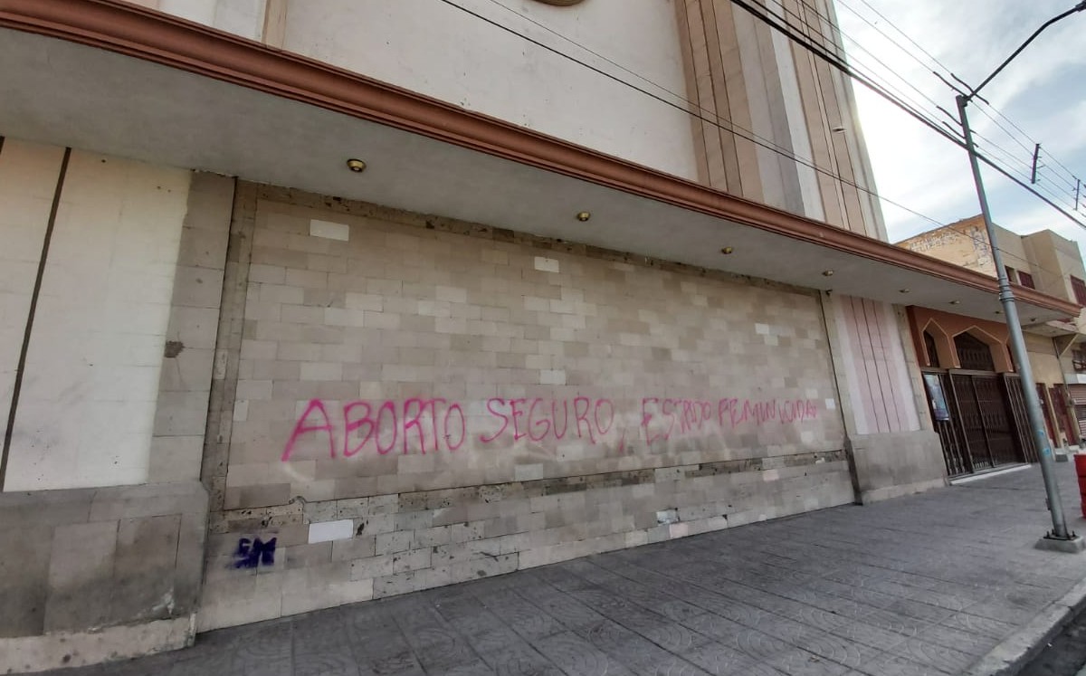 “Aborto seguro, estado feminicida”; Vandalizan Catedral del Carmen en Torreón