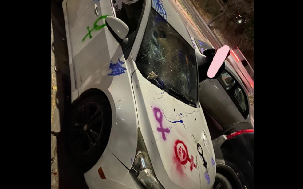  

Mujer lamenta destrucción de su coche por parte de Feministas durante marcha del 8M