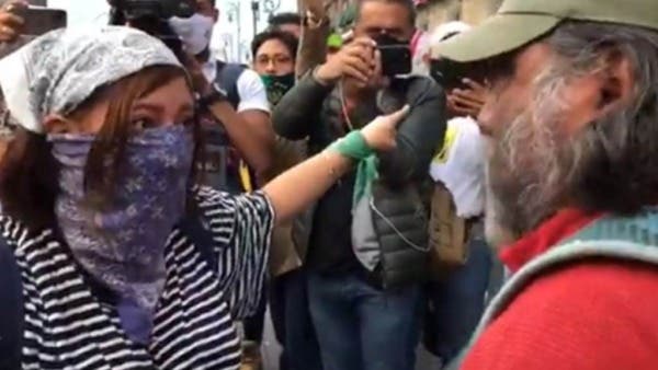 Padre de víctima confronta a feminista por vandalizar Palacio Nacional