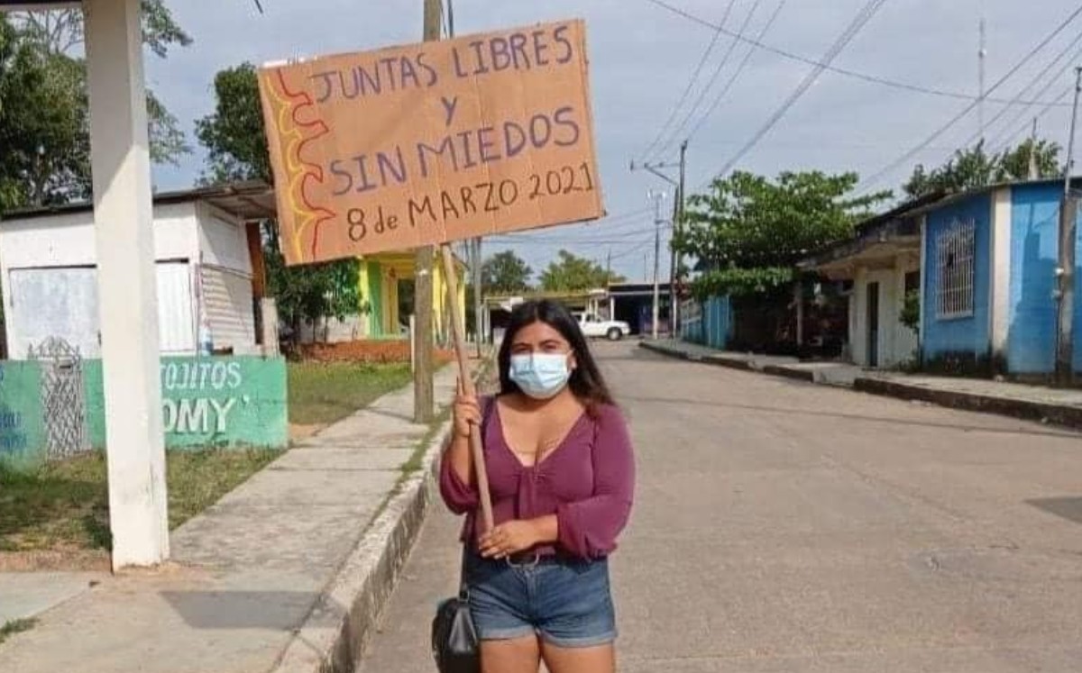 Jovencita marcha sola por las calles de la ciudad contra violencia a la mujer