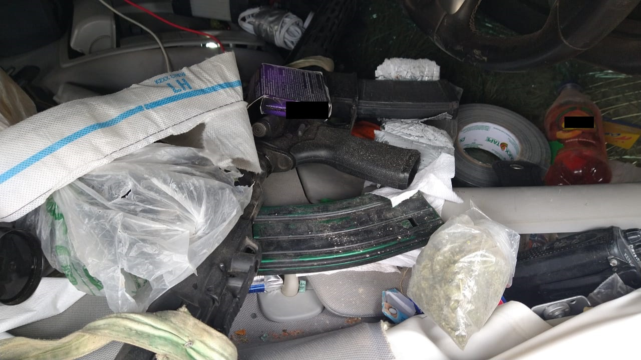 Autoridades aseguran armas y droga tras persecución en Vallecillo