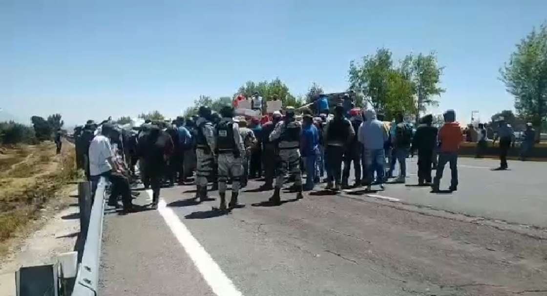 Pobladores de Tlahuapan impiden paso en autopista y federal México - Puebla