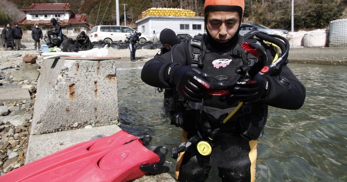 Su esposa desapareció hace 10 años en un tsunami y aprendió a bucear para encontrarla 