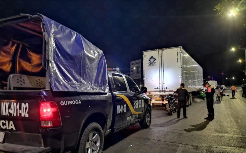 Hombre intenta cruzar por zona no peatonal y muere al ser atropellado por un tráiler