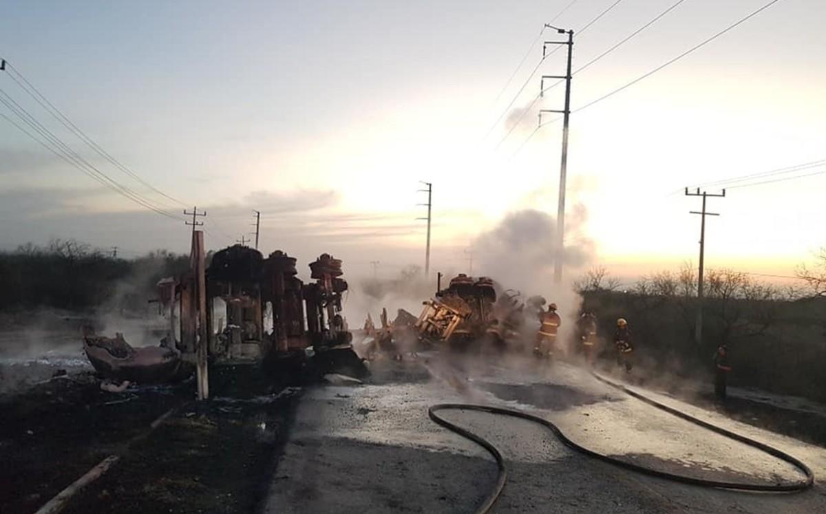 Aparatoso choque entre pipa y camión del transporte público deja al menos 11 muertos